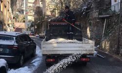 İzmit Belediyesi karla mücadelede, tuzlama çalışmalarını aralıksız sürdürüyor