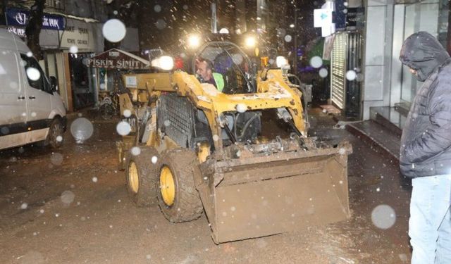 İzmit Belediyesi, Fethiye Caddesi’nde kar kış demeden gece mesaisi yapıyor